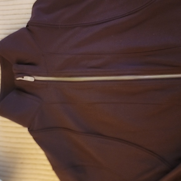 Lululemon wine colored cropped define like new 12 - Picture 4 of 8